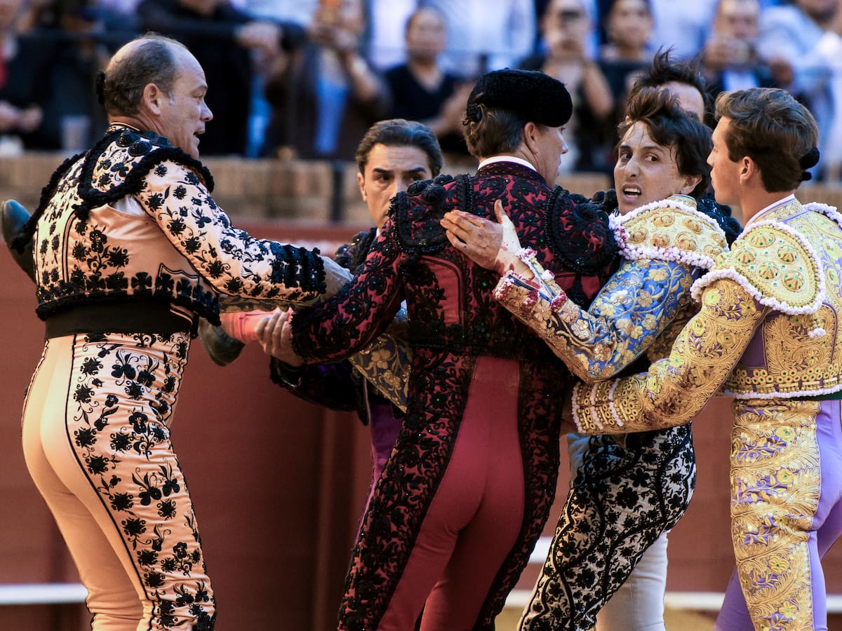 Roca Rey sufre una cornada "muy grave" en el muslo, con dos trayectorias de 20 y 15 centímetros