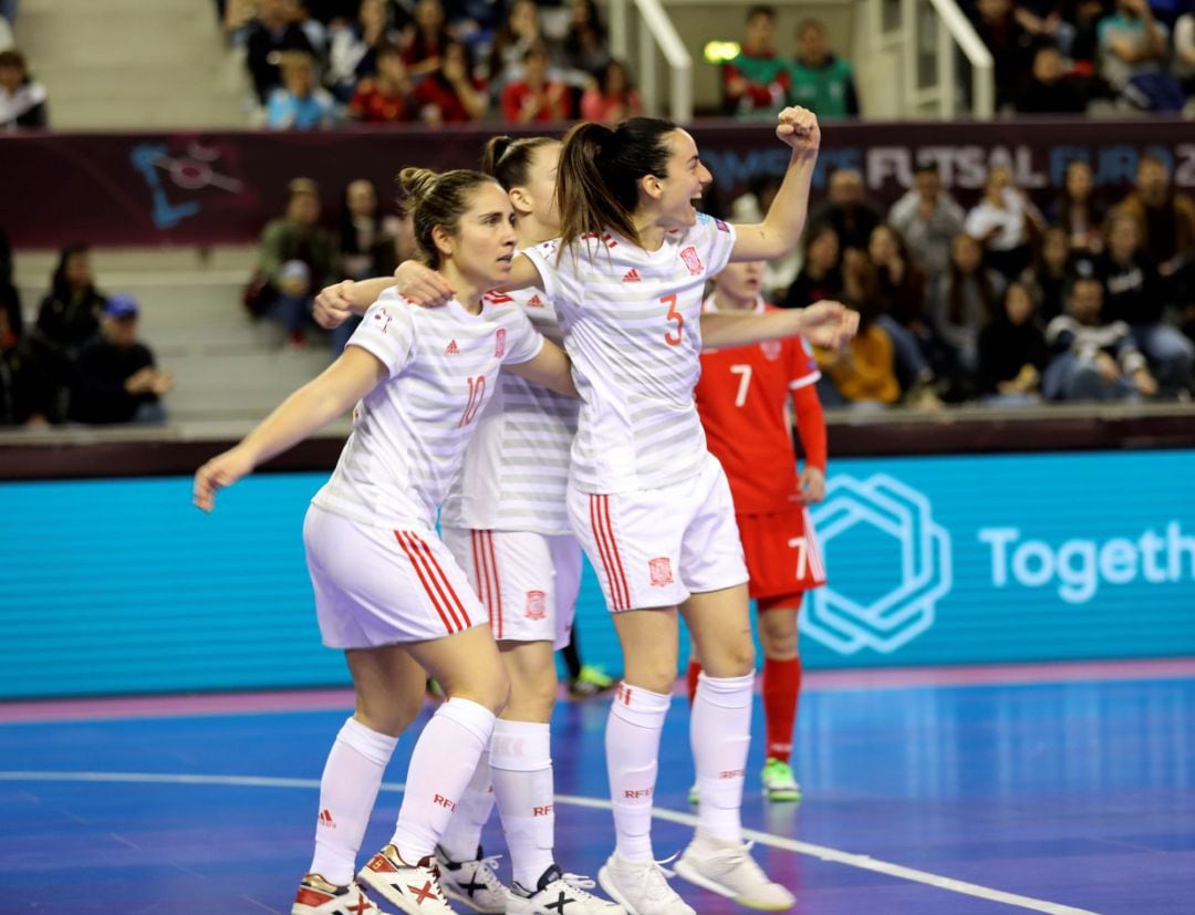 La jugadora de la selección española Luci celebra con sus compañeras tras marcar el tercer gol ante Rusia.