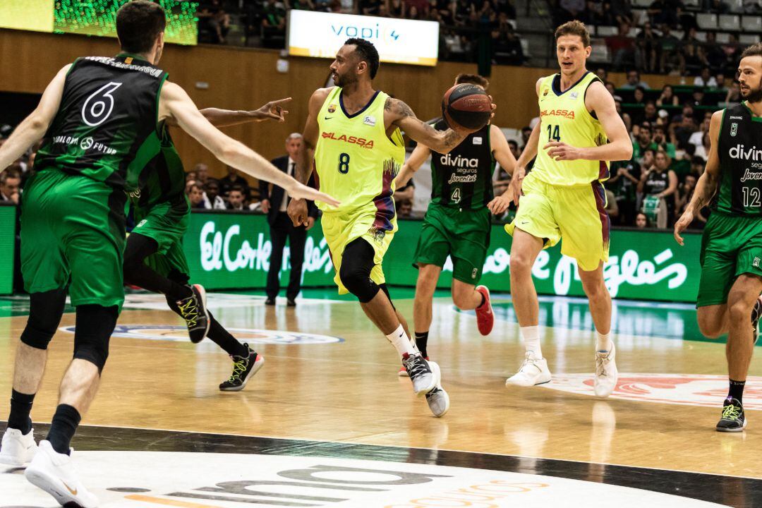 Adam Hanga conduce el balón durante el encuentro ante el Joventut