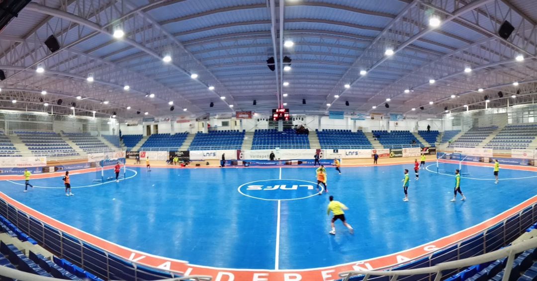 El conjunto vinatero ha realizado este lunes su primer entrenamiento, tras las obras de ampliación del Virgen de la Cabeza de Valdepeñas 