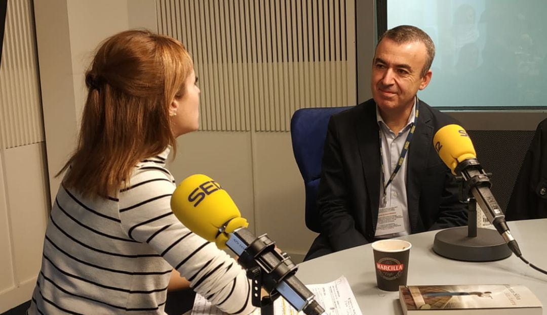 Lorenzo Silva, junto a Macarena Berlín en los estudios de la Cadena SER