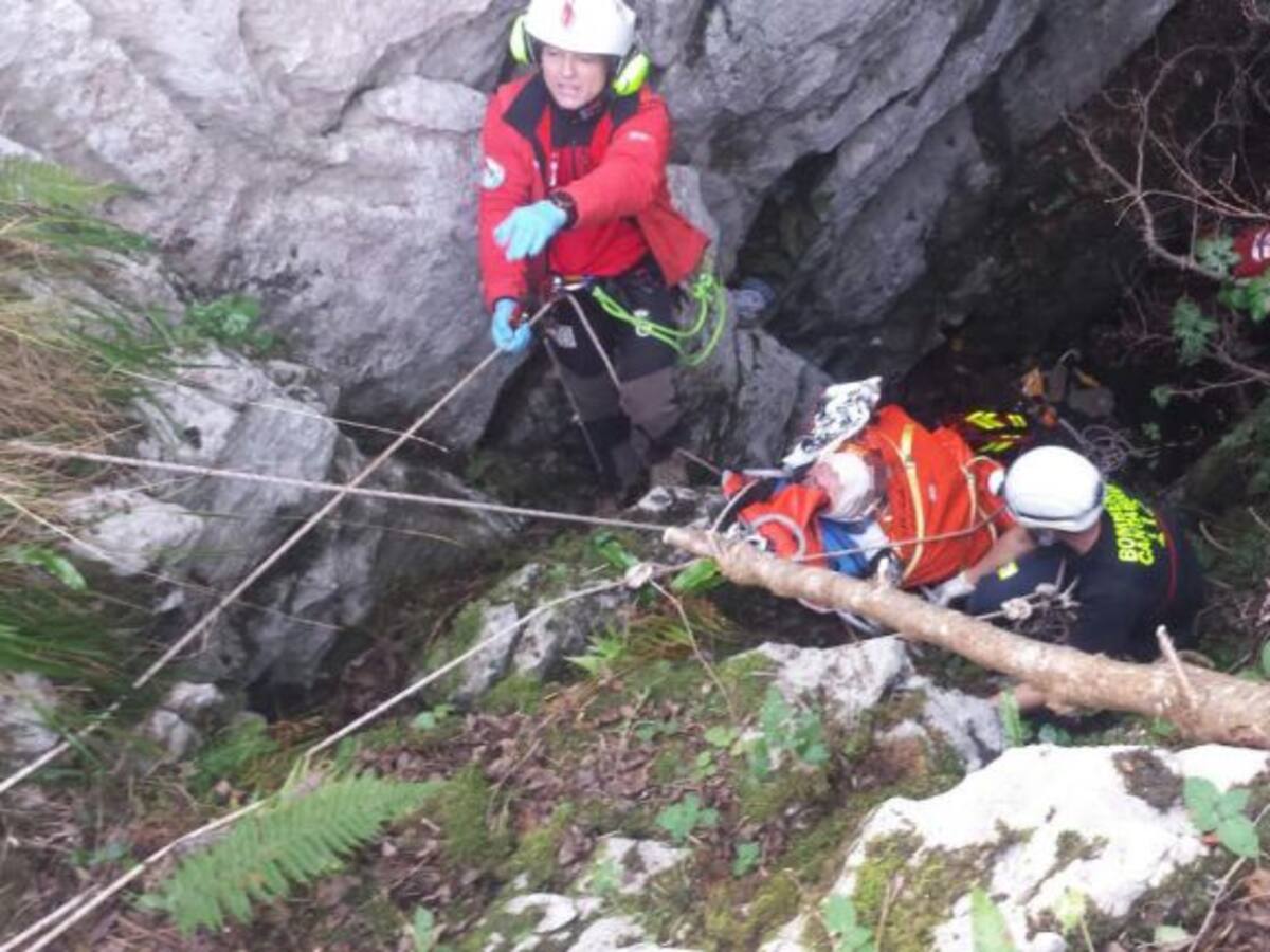 Rescatado de una sima de 10 metros en Porracolina