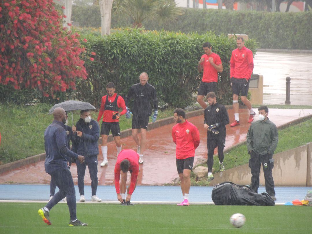 El Almería bajo la lluvia en la sesión de este jueves.