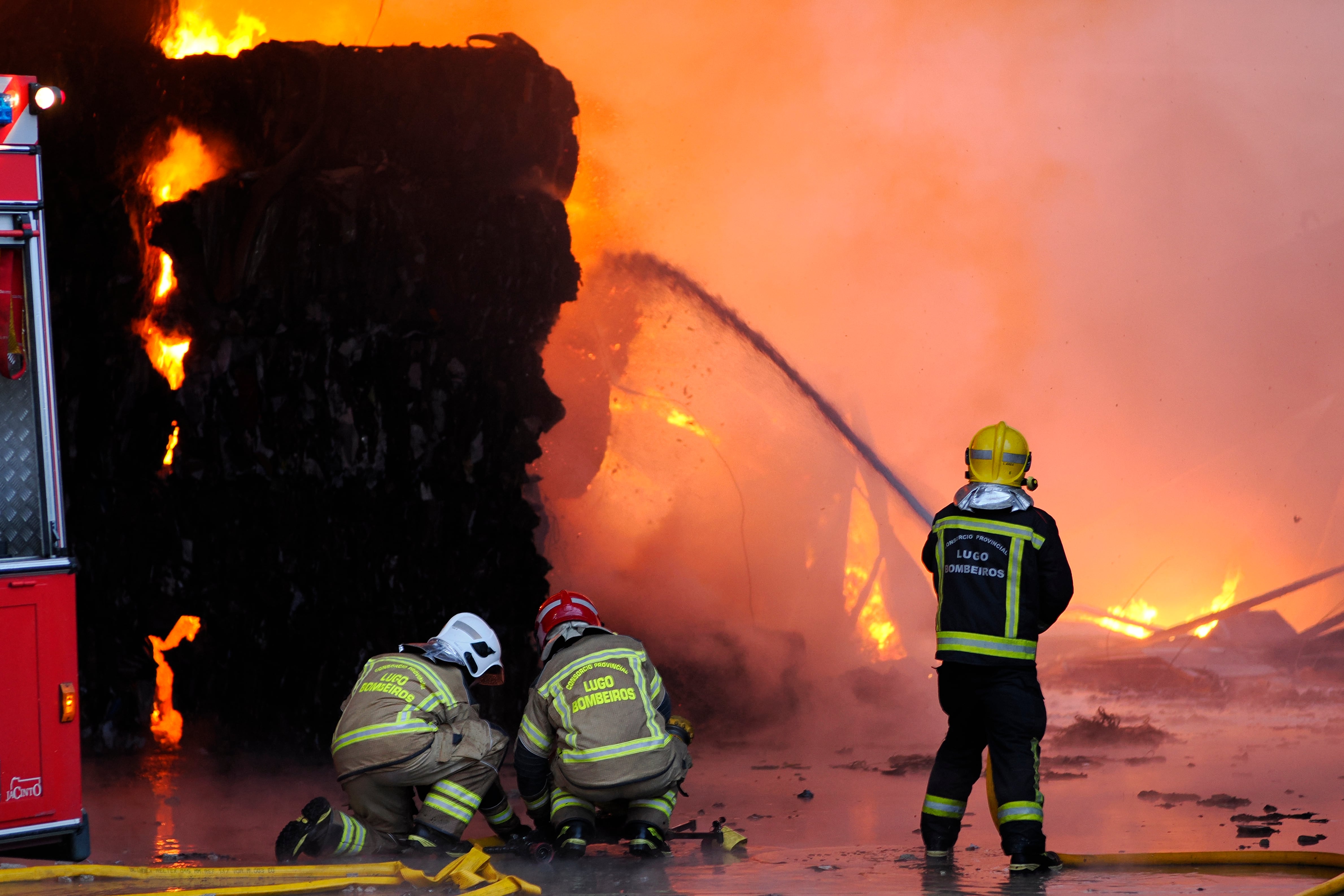 -FOTODELDÍA- VILALBA (LUGO), 13/04/2023.- Bomberos de Lugo trabajan en las labores de extinción del incendio declarado este jueves en Ambigal 360, nave industrial de reciclaje situada en el polígono Sete Pontes, en Vilalba (Lugo), que ha obligado a la Xunta a activar el Plan Territorial de Emergencias. EFE/Eliseo Trigo
