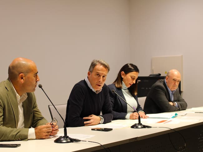 Alcaldes y concejales de la Región de Murcia, Andalucía y la Comunidad Valencia y representantes de los gobiernos autonómicos de esas comunidades han reclamado al Ministerio de Agricultura la autorización excepcional del insecticida Movento para combatir la plaga de pulgón que afecta a miles de hectáreas de cultivo.