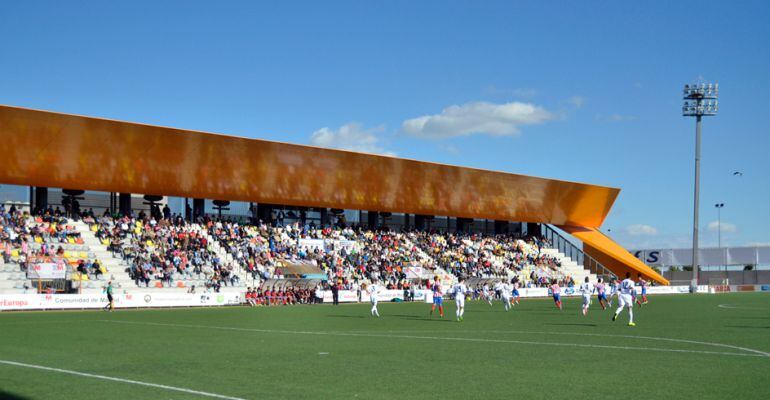 Partido de fútbol en el campo ‘Alberto Ruíz’ de Colmenar Viejo, donde se disputa el torneo