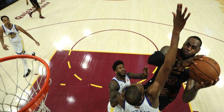 Kevin Durant intenta frenar a LeBron en el tercer partido de la final de la NBA