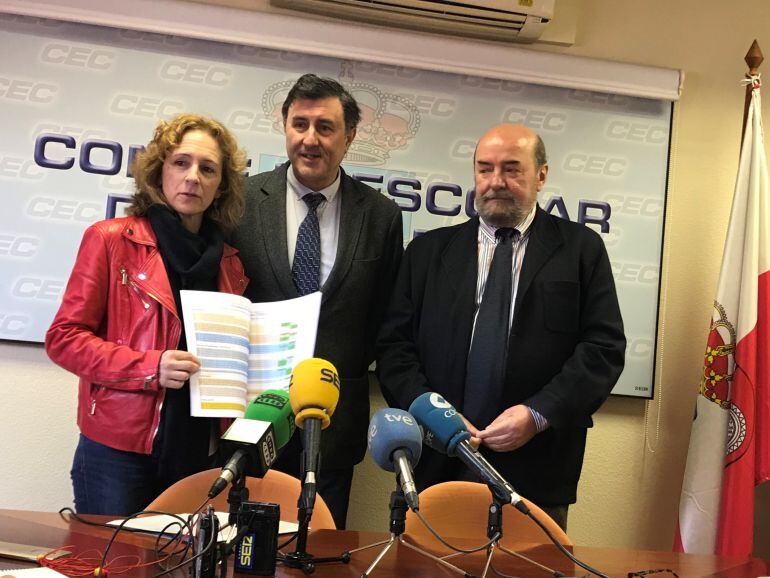 Isabel Fernández, directora de Centros, Francisco Fernández Mañanes, consejero de Educación y el presidente del Consejo Escolar, Emiliano Corral