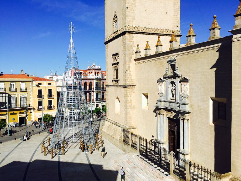 El árbol navideño, instalado en la Plaza de España.