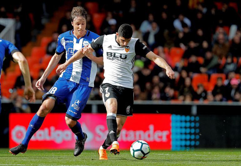 El centrocampista portugués del Valencia, Gonçalo Ganchinho Guedes, realiza un pase.