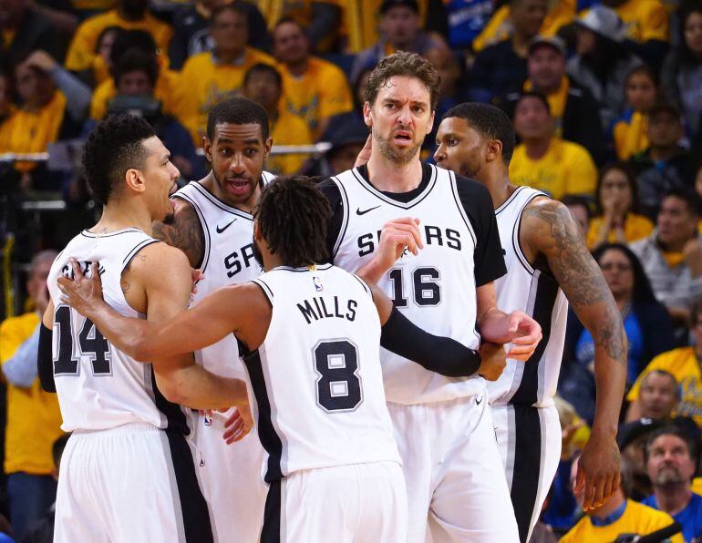 Pau, junto a sus compañeros en el segundo partido ante los Warriors