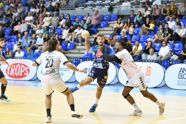 Alberto Castro intenta un lanzamiento a portería