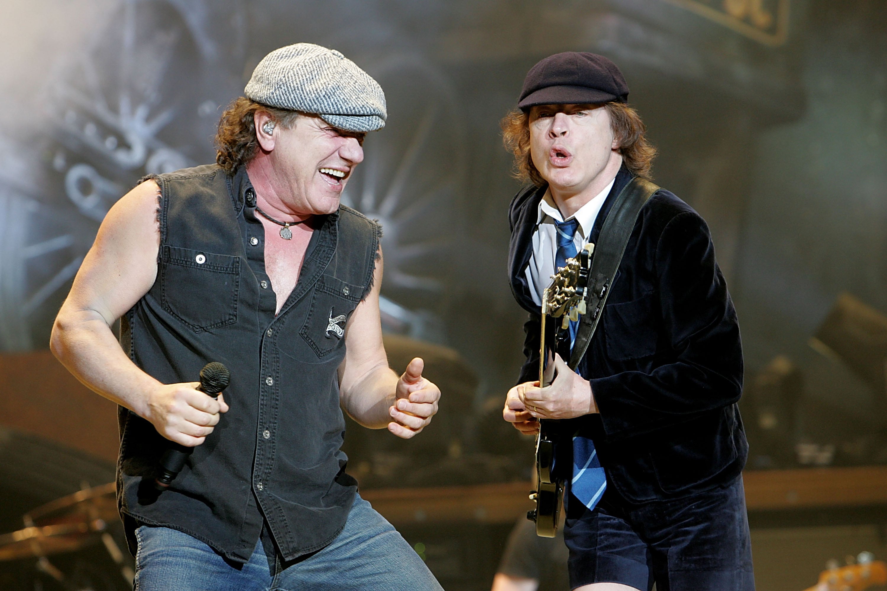 Brian Johnson y Angus Young en un concierto en San Antonio, Texas, en 2008.  (Photo by Gary Miller/FilmMagic)