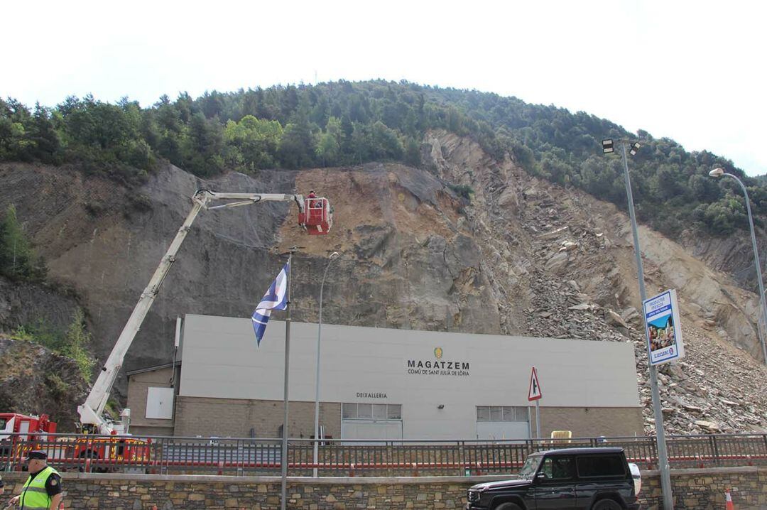 El magatzem comunal de Sant Julià de Lòria en el moment de l'esllavissada.
