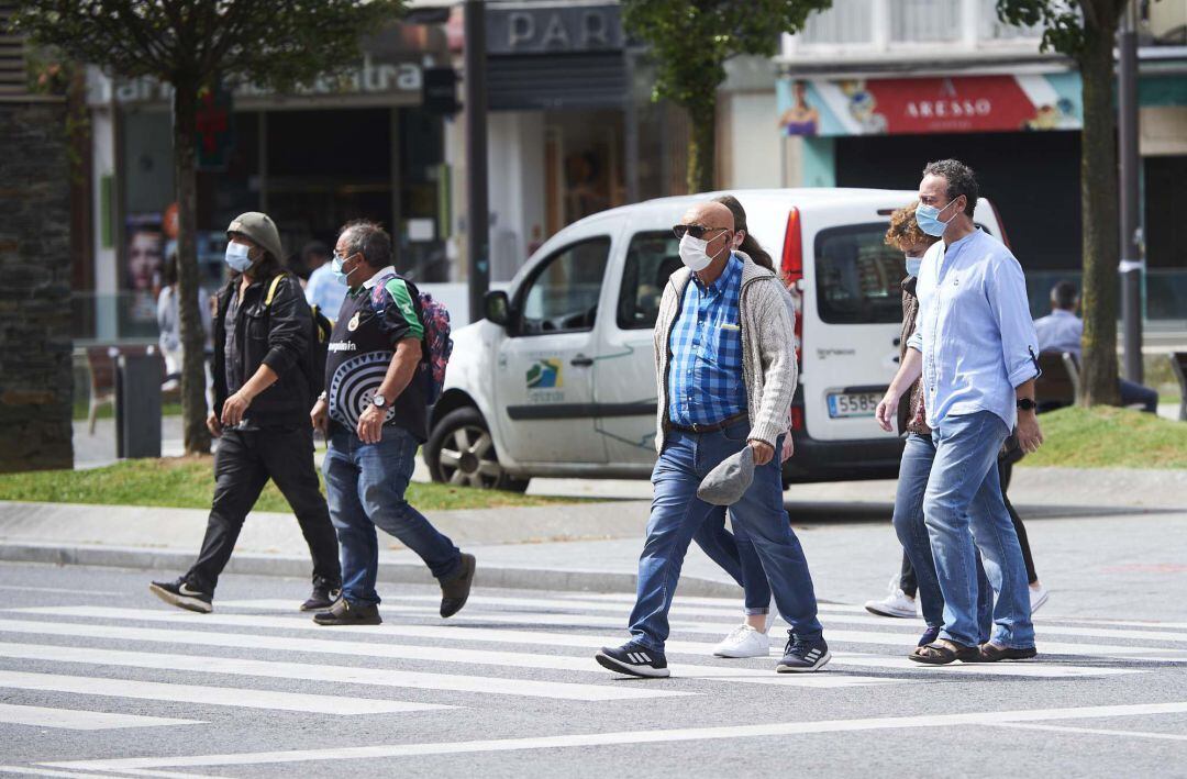 Transeúntes pasean por calles de Santander