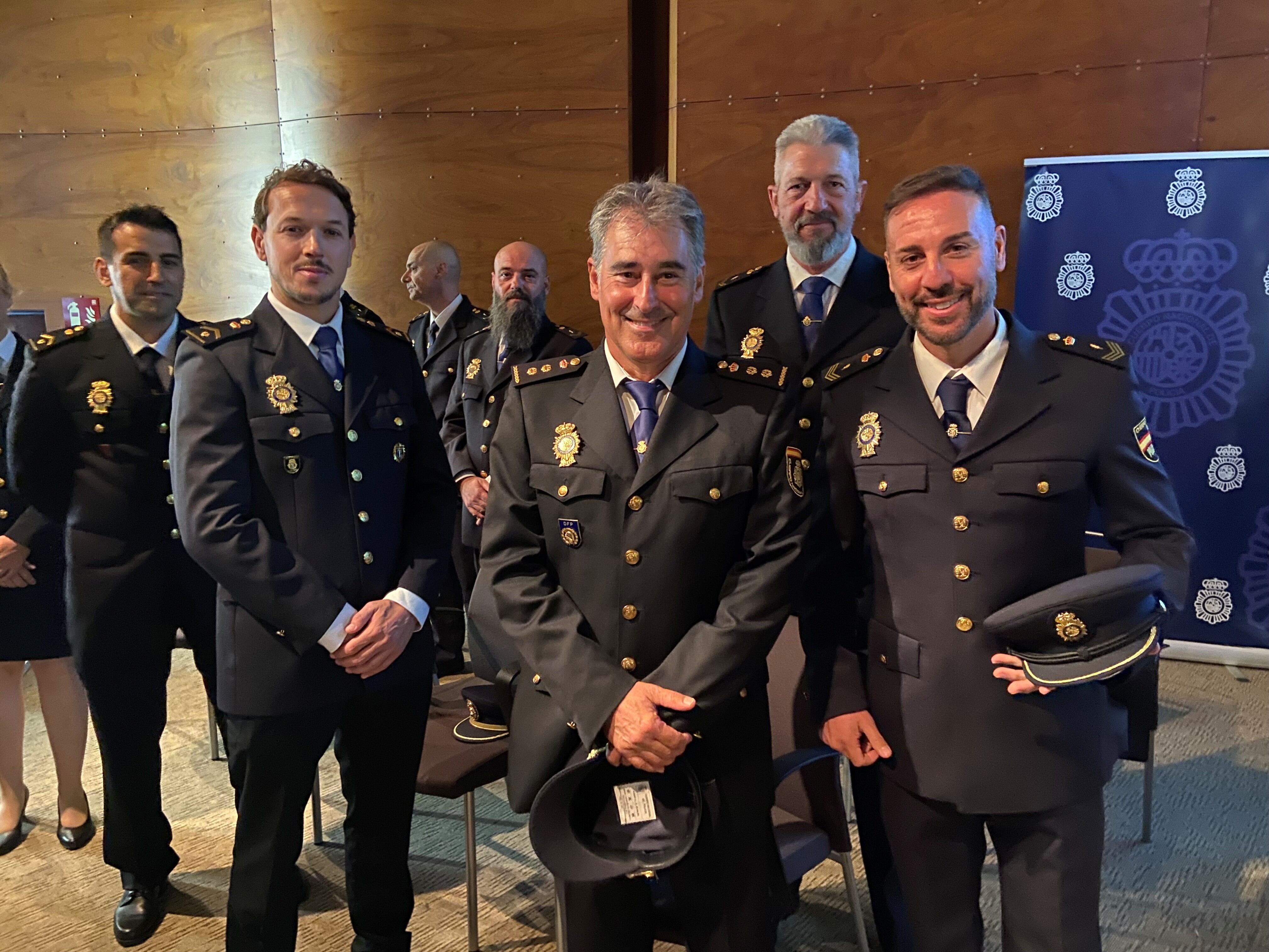 El comisario, junto a los agentes distinguidos este año