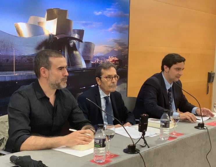 Luis Miguel Sordo (en el medio) en la presentación del libro en Bilbao