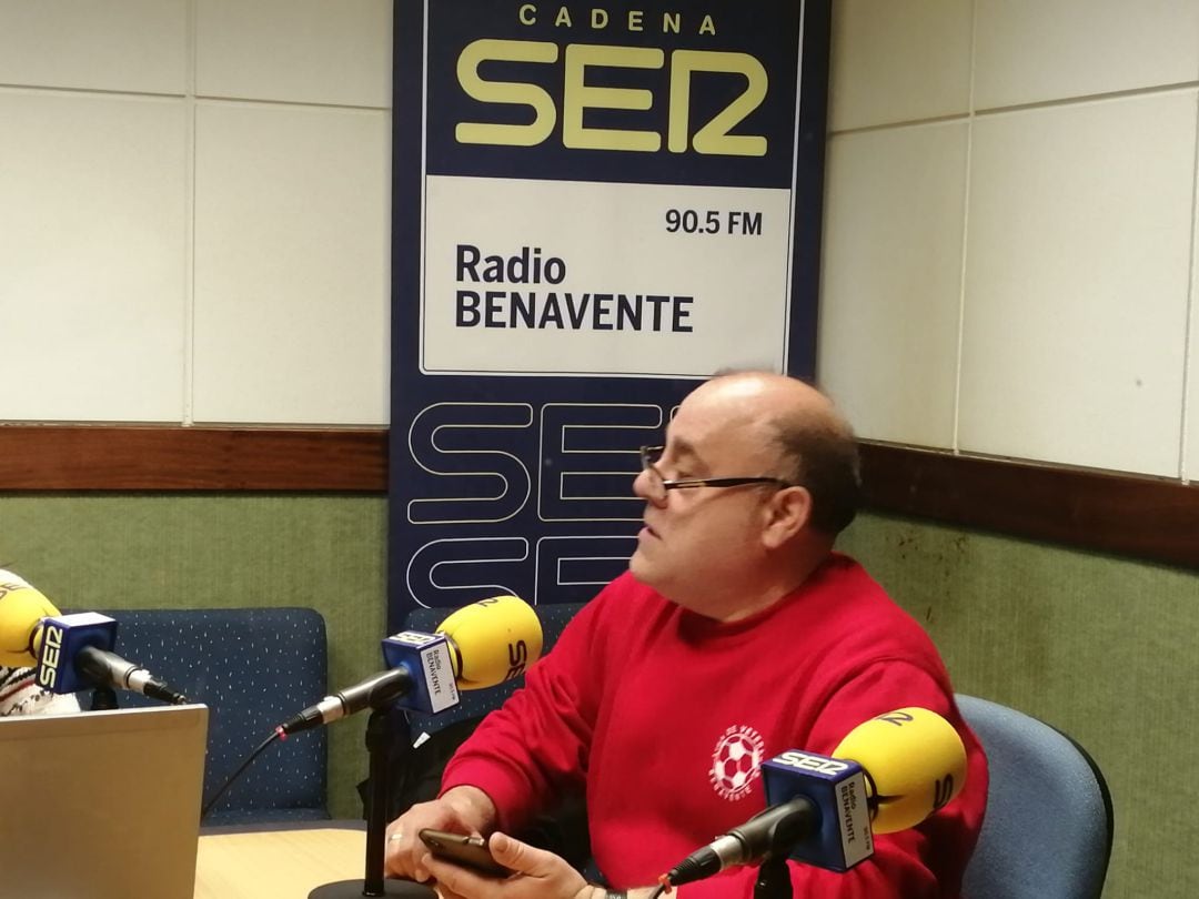 Ángel Manteca en los estudios de Radio Benavente