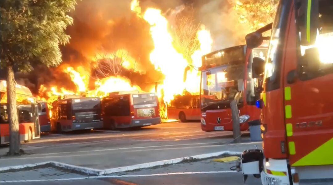 Imágenes del incendio en las cocheras de Sant Isidre de la EMT de València que calcinó a una veintena de autobuses este sábado. 