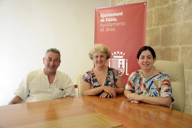 De derecha a izquierda: Montse Villaverde, concejala de Educación de Xàbia; María Galbis, directora de la EOI de Dénia; y Bernhard Feiner, jefe de estudios de la EOI.