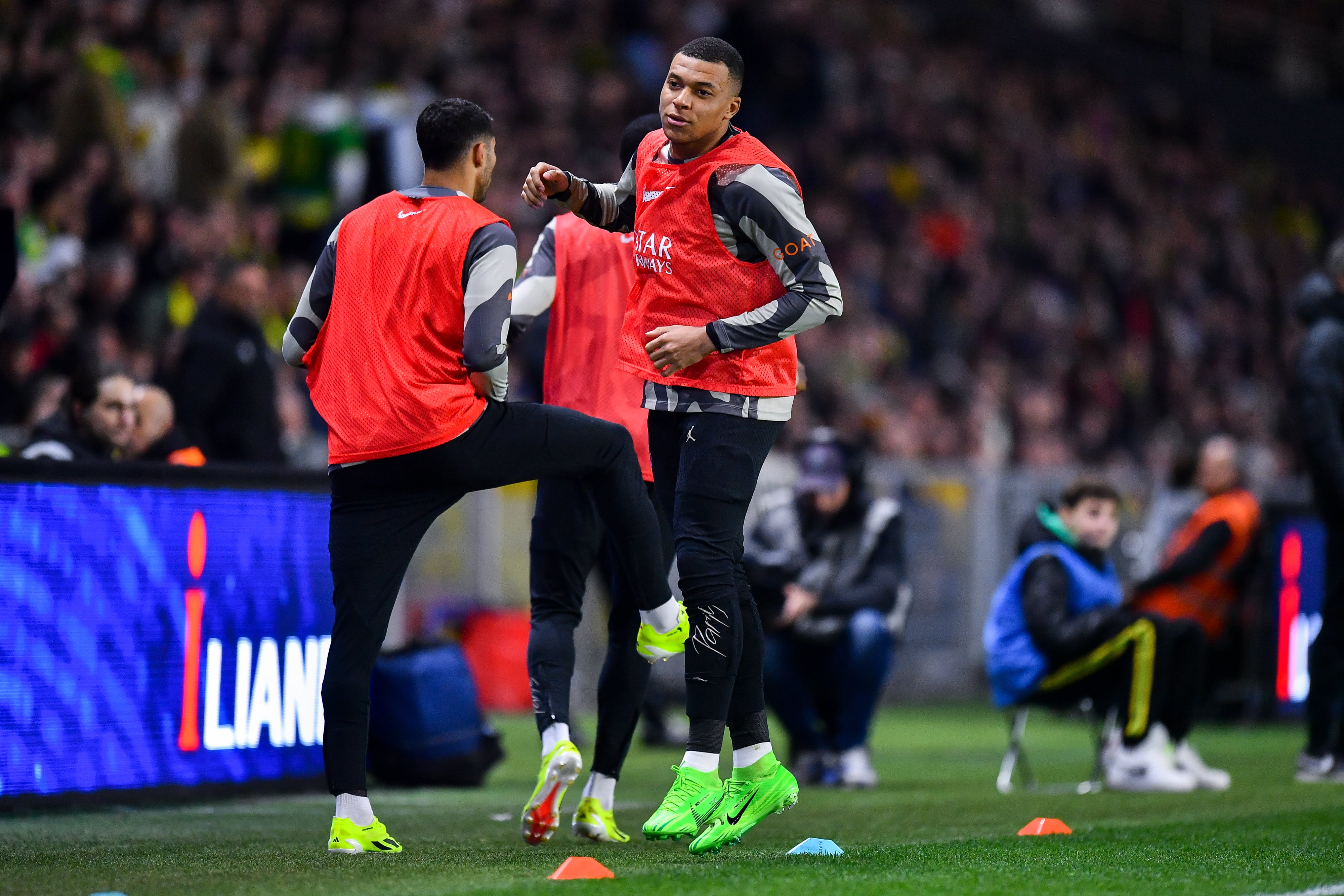 Kylian Mbappé of PSG calienta en la banda en el encuentro de la Ligue 1 Uber Eats entre el FC Nantes y el Paris Saint-Germain disputado en el Stade de la Beaujoire. (Photo by Franco Arland/Getty Images)