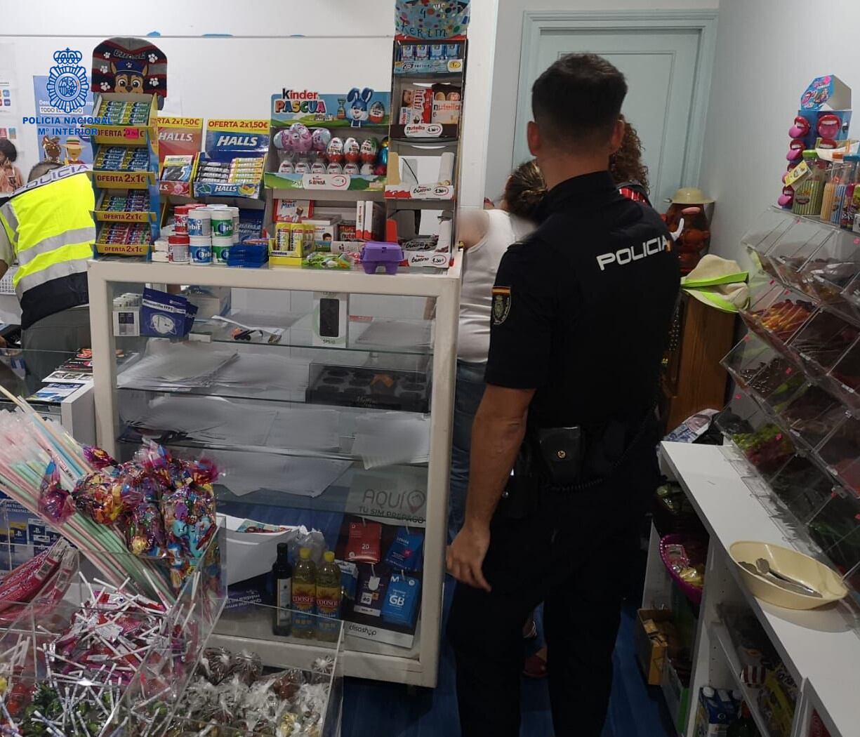 La policía va registrar el local i va trobar dos grams de cocaïna amagats.