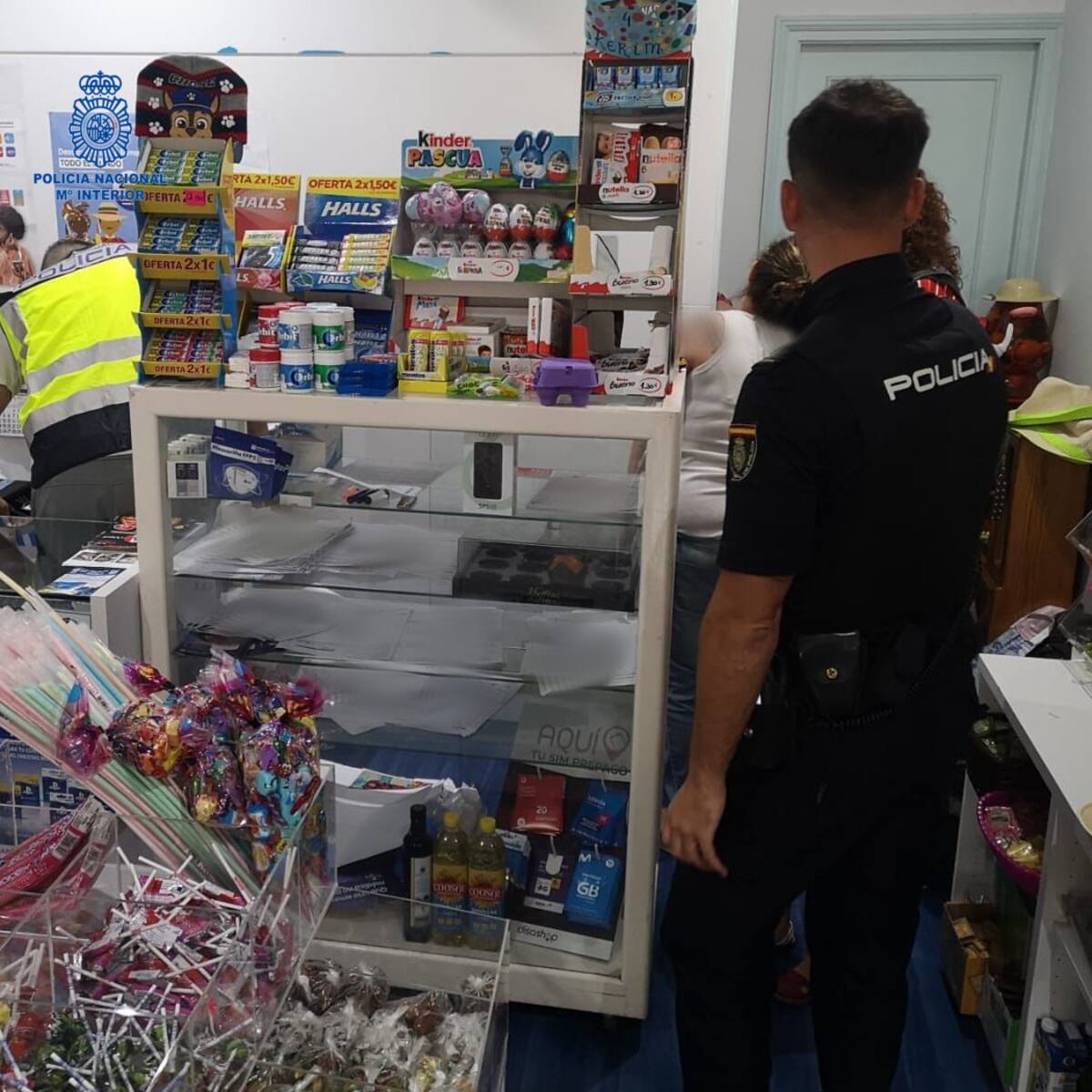 Policia i Sanitat tanquen una botiga de xuxes de Ciutadella on es venia alcohol i, potser, drogues