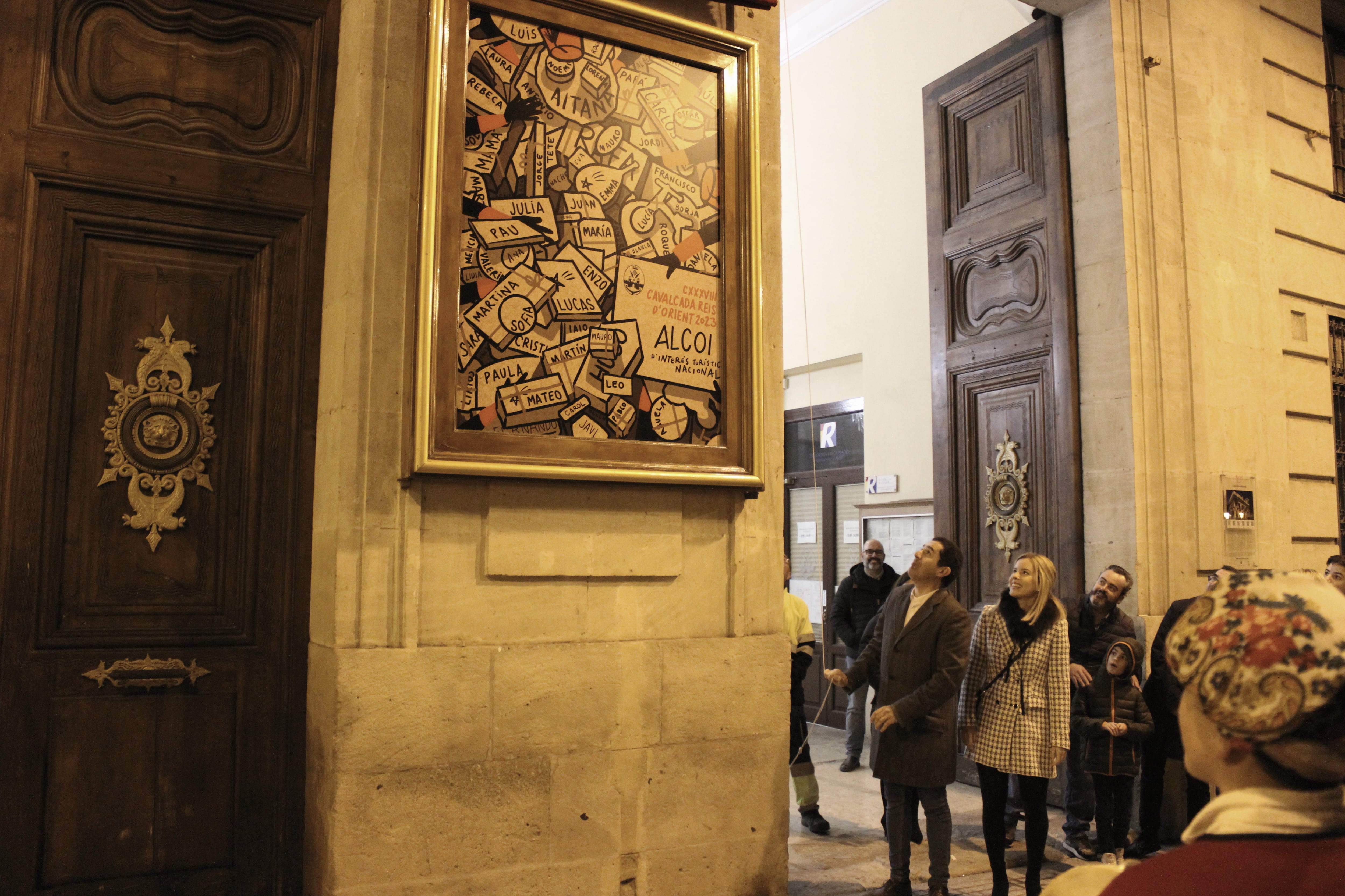 El alcalde de Alcoy, Antonio Francés, descubriendo el cartel de la CXXXVIII Cavalcada de Reis d&#039;Orient d&#039;Alcoi 2023 junto a la ilustradora Beca Jover.