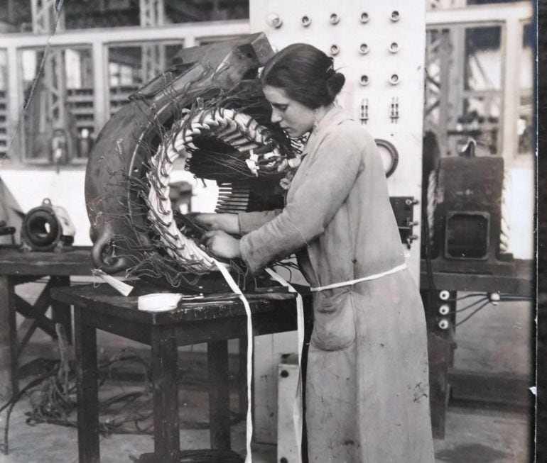 Una de las empleadas de la Electromecánicas en pleno montaje de un motor 