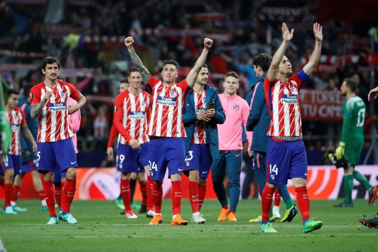 Los jugadores del Atlético saludan a la grada tras el partido. 