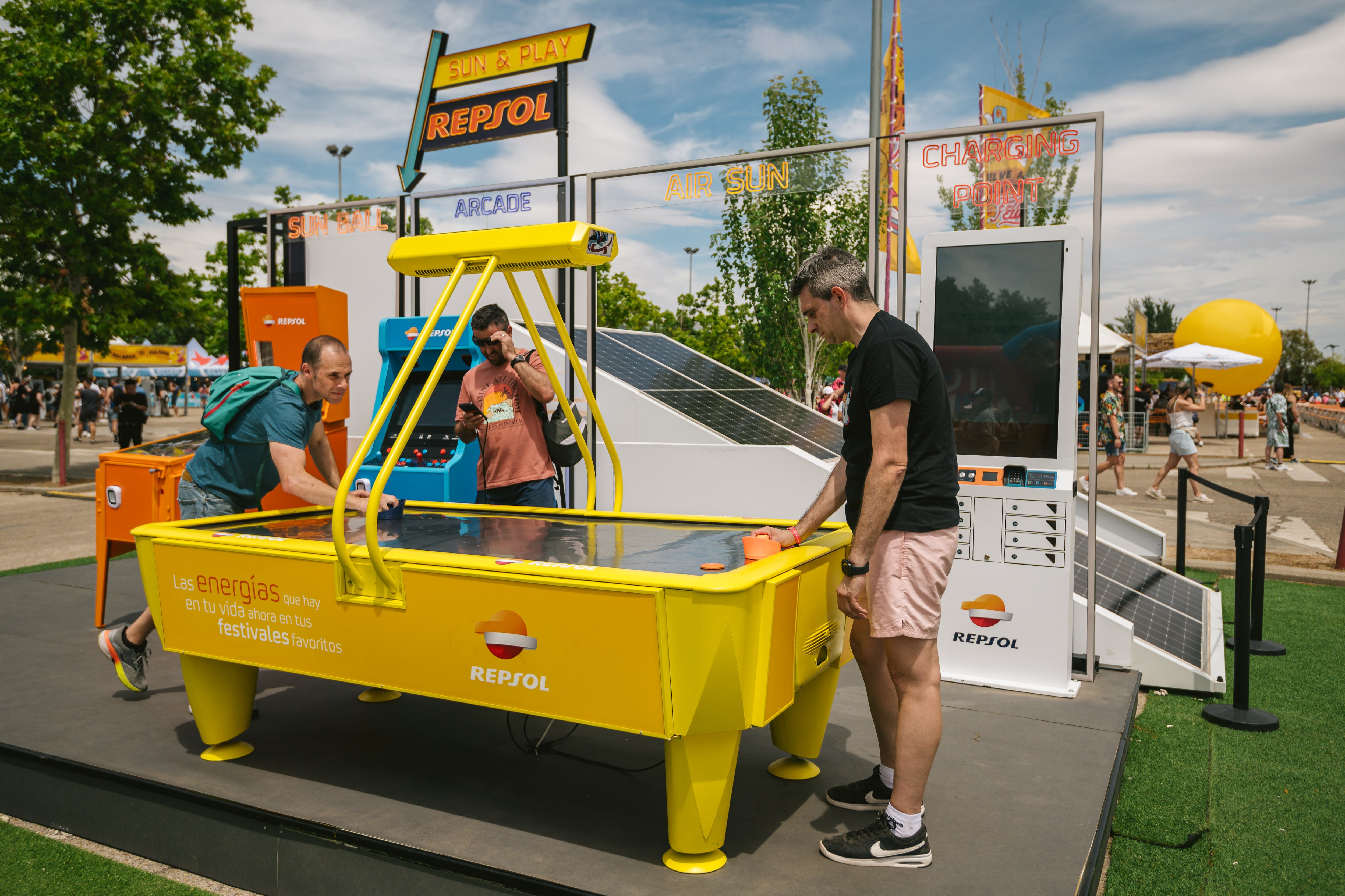 La zona de juegos recreativos del festival funciona con energía solar.