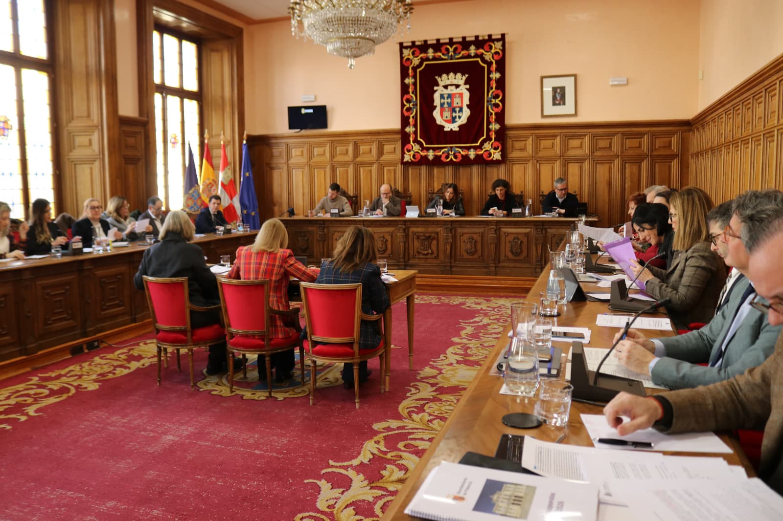 Imagen del pleno municipal del Ayuntamiento de Palencia del 28 de enero de 2026 en el que se han aprobado los presupuestos de 2026