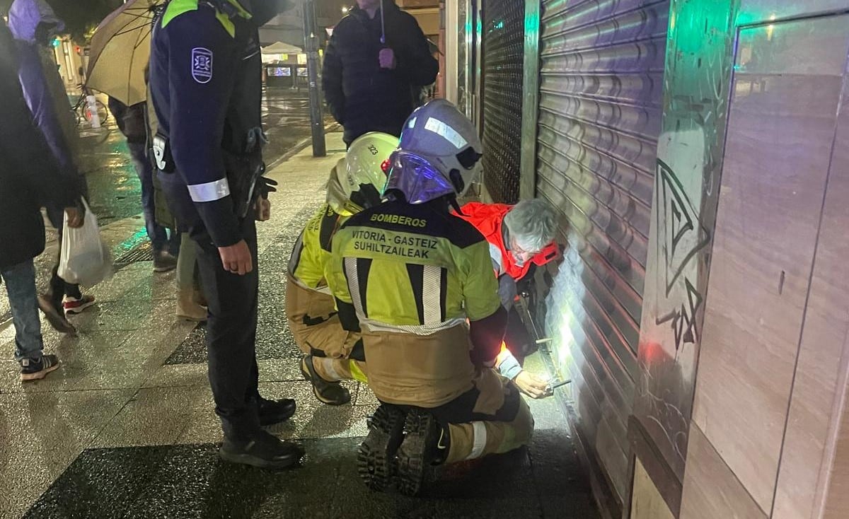 La policía municipal y los bomberos cierran una lonja que había sido ocupada en Coronación