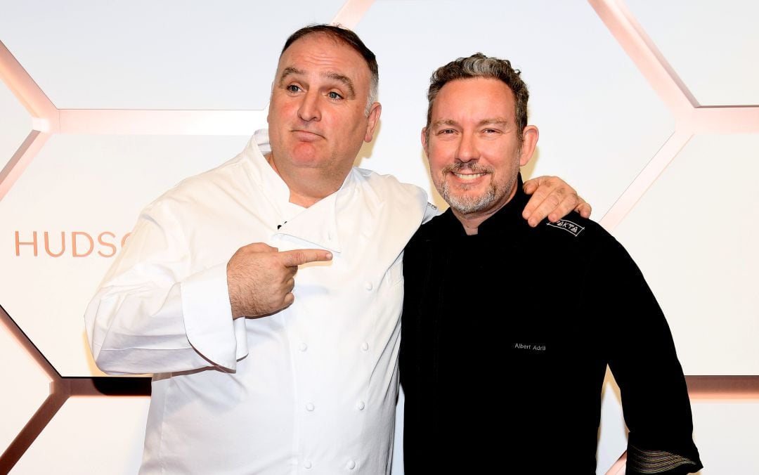 El chef Albert Adrià (d), junto a José Andrés (i), en un acto celebrado en Nueva York en marzo de 2019.