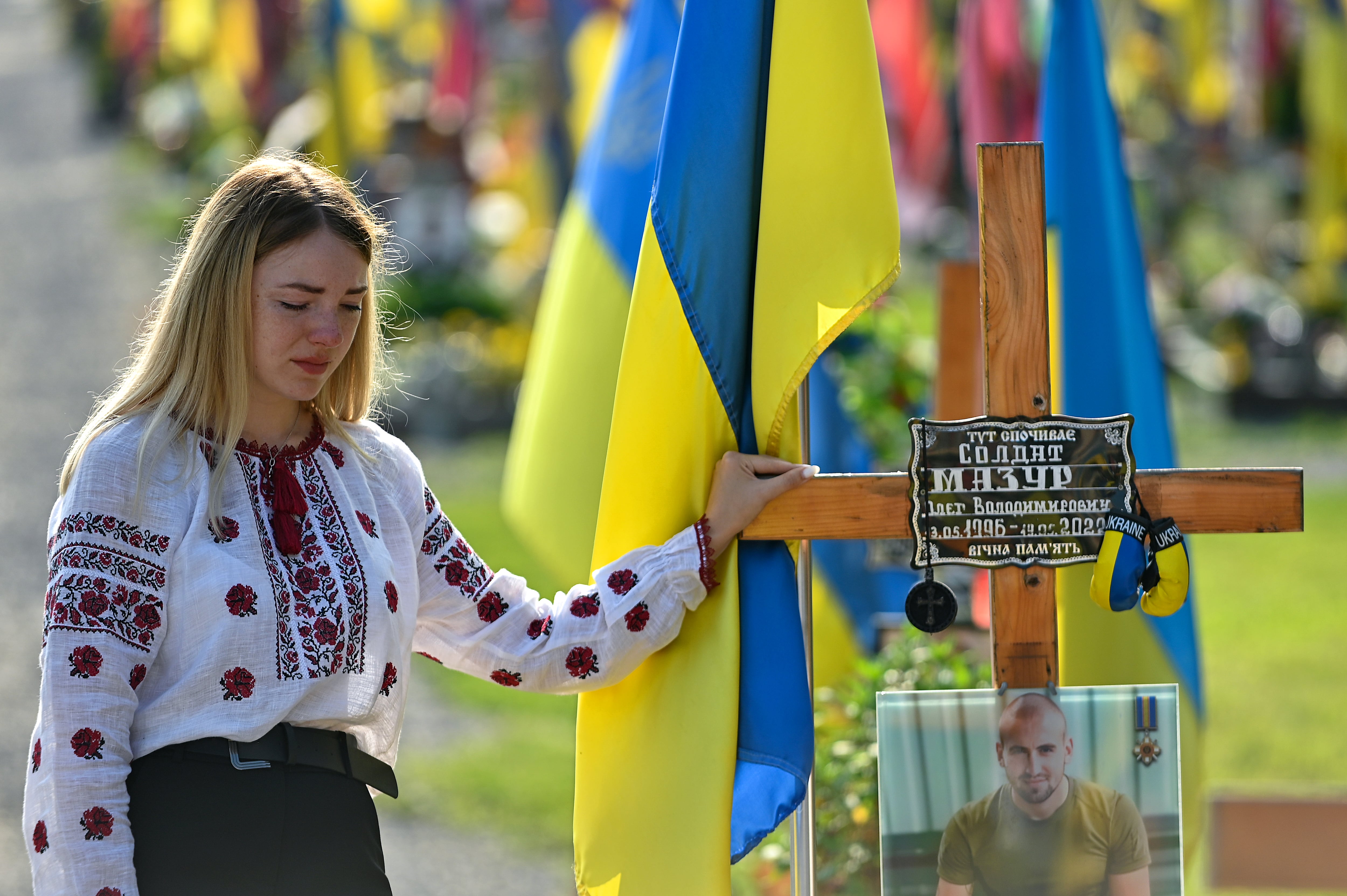 Una mujer llora junto a una tumba en un cementerio de Lviv, al oeste de Ucrania