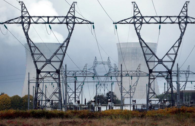 Torretas de alta tensión junto a una central nuclear