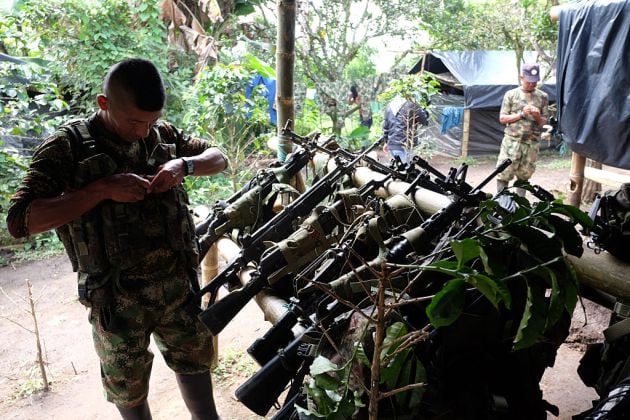 Soldados del Frente 6 de las FARC preparan sus armas para entregárselas al Gobierno colombiano.