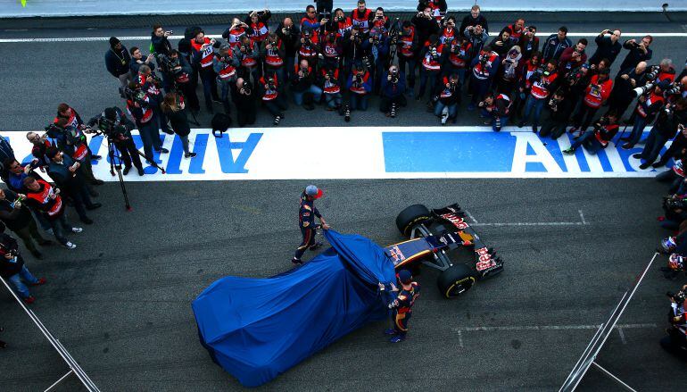 Carlos Sainz y Max Verstappen descubren el Red Bull con el que compitieron el año pasado.