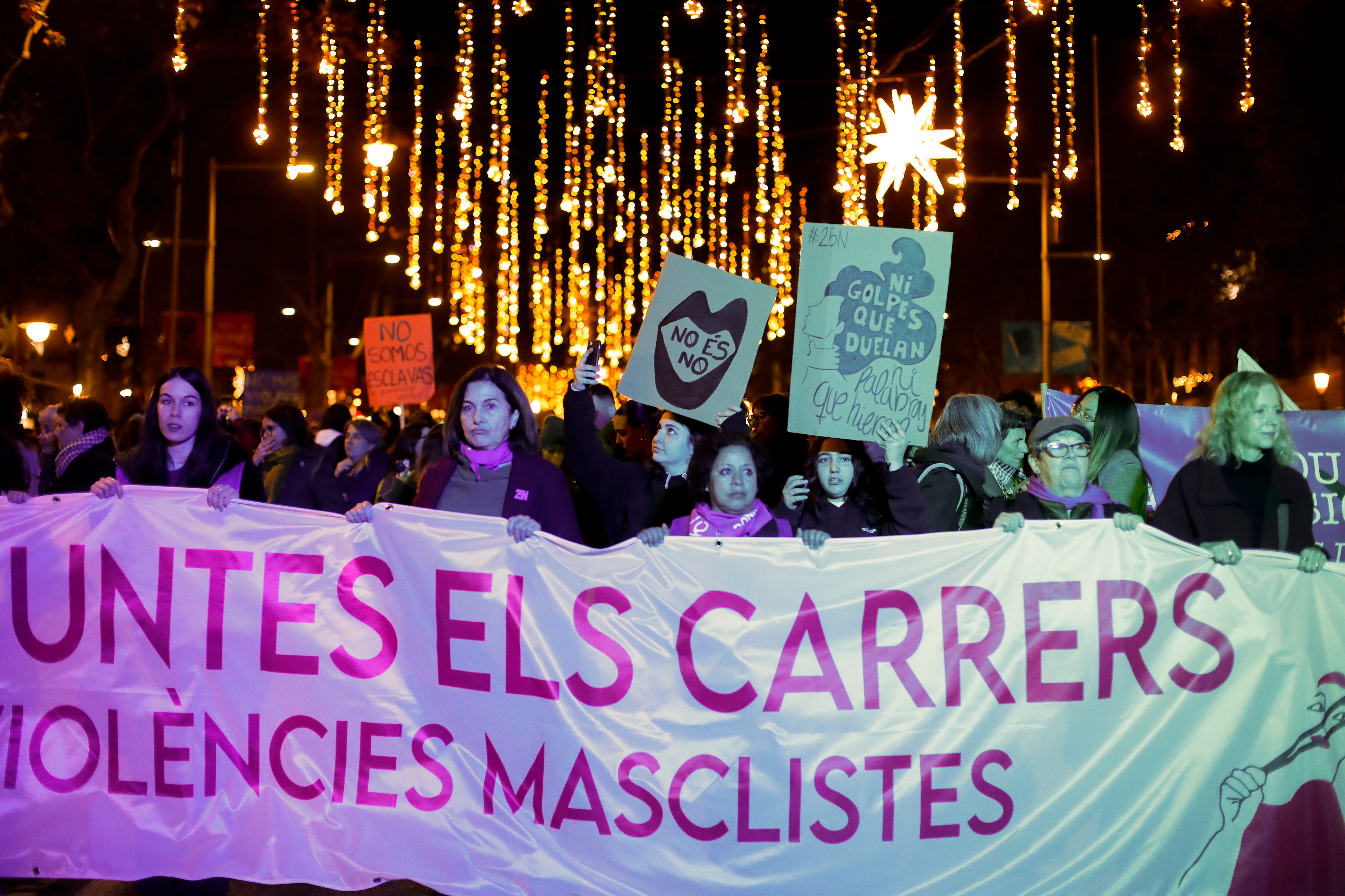 BARCELONA, 25/11/2022.- Manifestación contra la violencia machista celebrada este viernes en Barcelona con motivo del Día Internacional para la Erradicación de la Violencia contra las Mujeres. EFE/Marta Pérez
