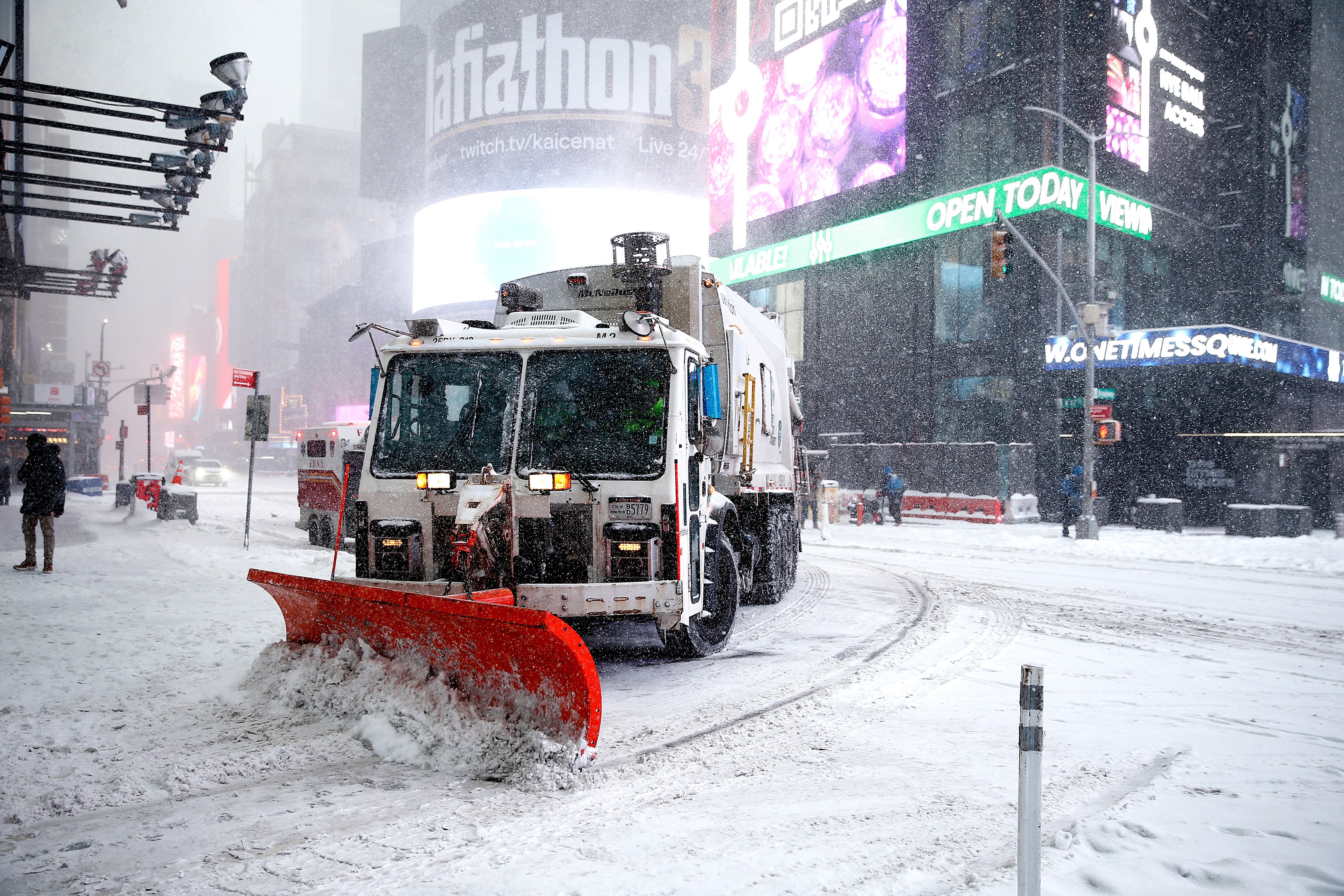 Una máquina quitanieves limpia Times Square, en Nueva York. (Photo by John Lamparski/Getty Images)