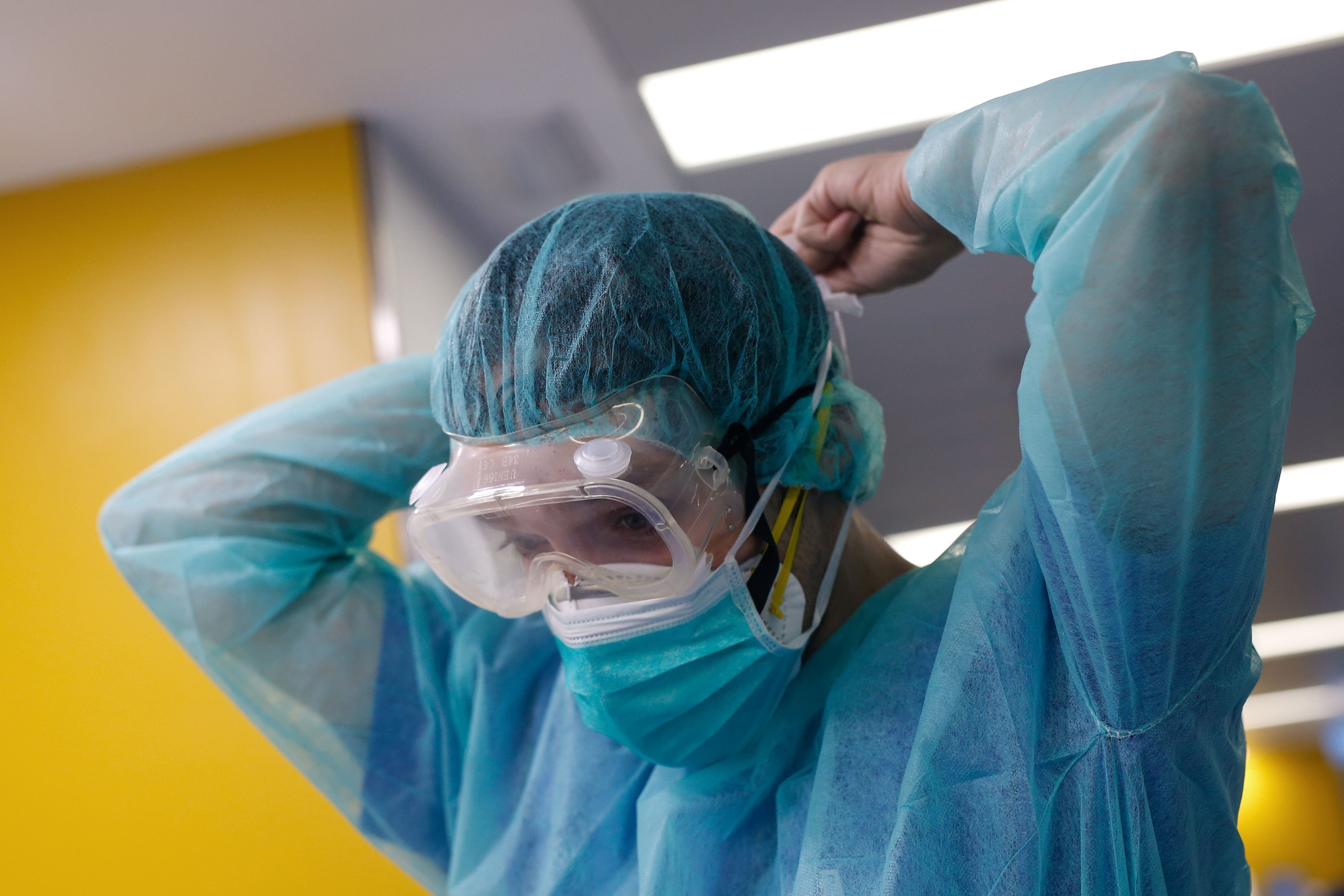 Un médico en plena pandemia (PAU BARRENA/AFP via Getty Images)