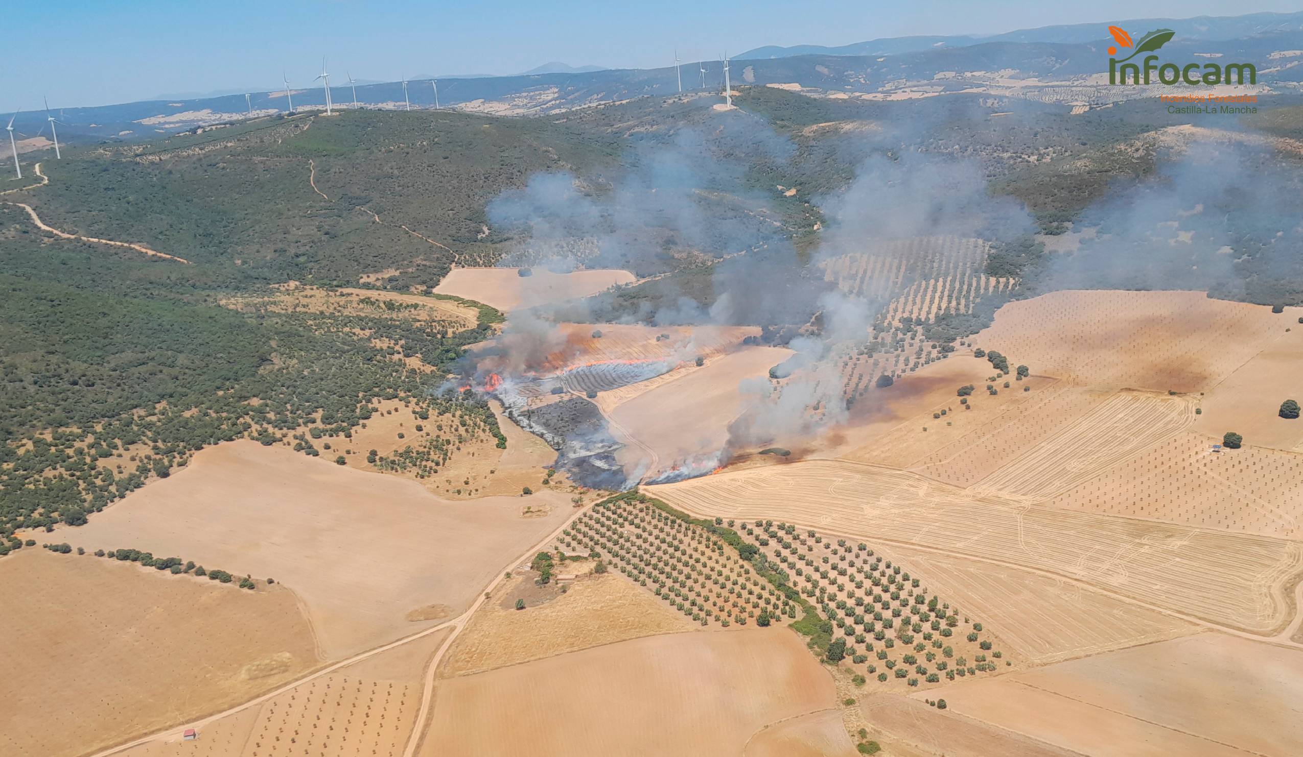 El incendio de Los Cortijos está siendo controlado por varios equipos