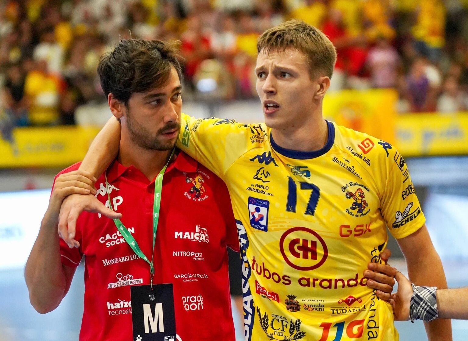 Bors se retira junto a Mario, médico del club, en el duelo ante Nava