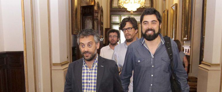 Alcalde y concejales, a su salida del Pleno Extraordinario