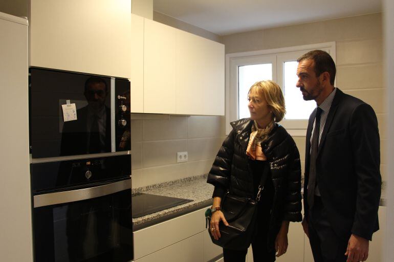 La secretària d'Estat d'Afers Socials, Ester Fenoll, i el ministre d'Ordenament, Jordi Torres, visitant un dels pisos socials d'Encamp.