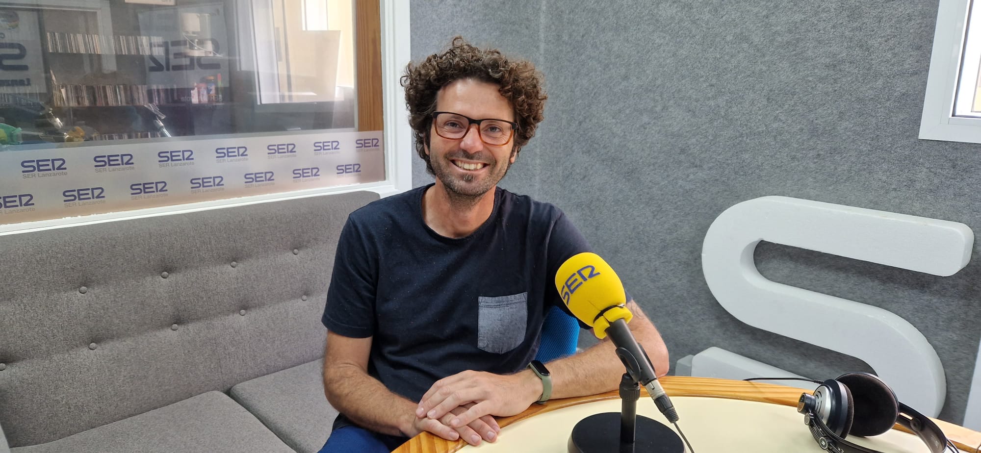 El fotógrafo Rubén Acosta en los estudios de SER Lanzarote.