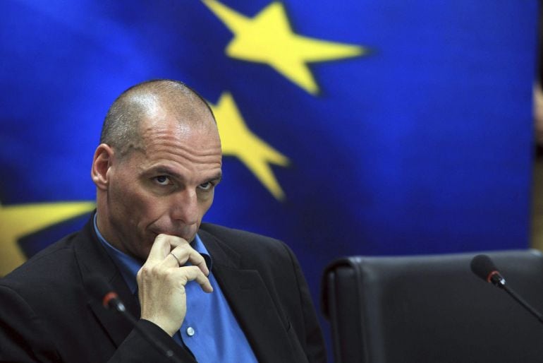 GRE56 ATENAS (GRECIA) 30/01/2015.- El ministro de Finanzas griego, Yanis Varufakis, ofrece una rueda de prensa con el presidente del Eurogrupo, Jeroen Dijsselbloem (no en la imagen), tras su reunión en Atenas, Grecia, hoy, viernes 30 de enero de 2015. Var