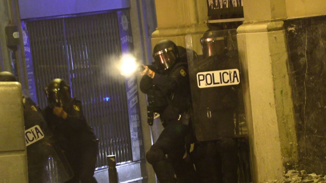 La Policía actúa en los disturbios de Barcelona