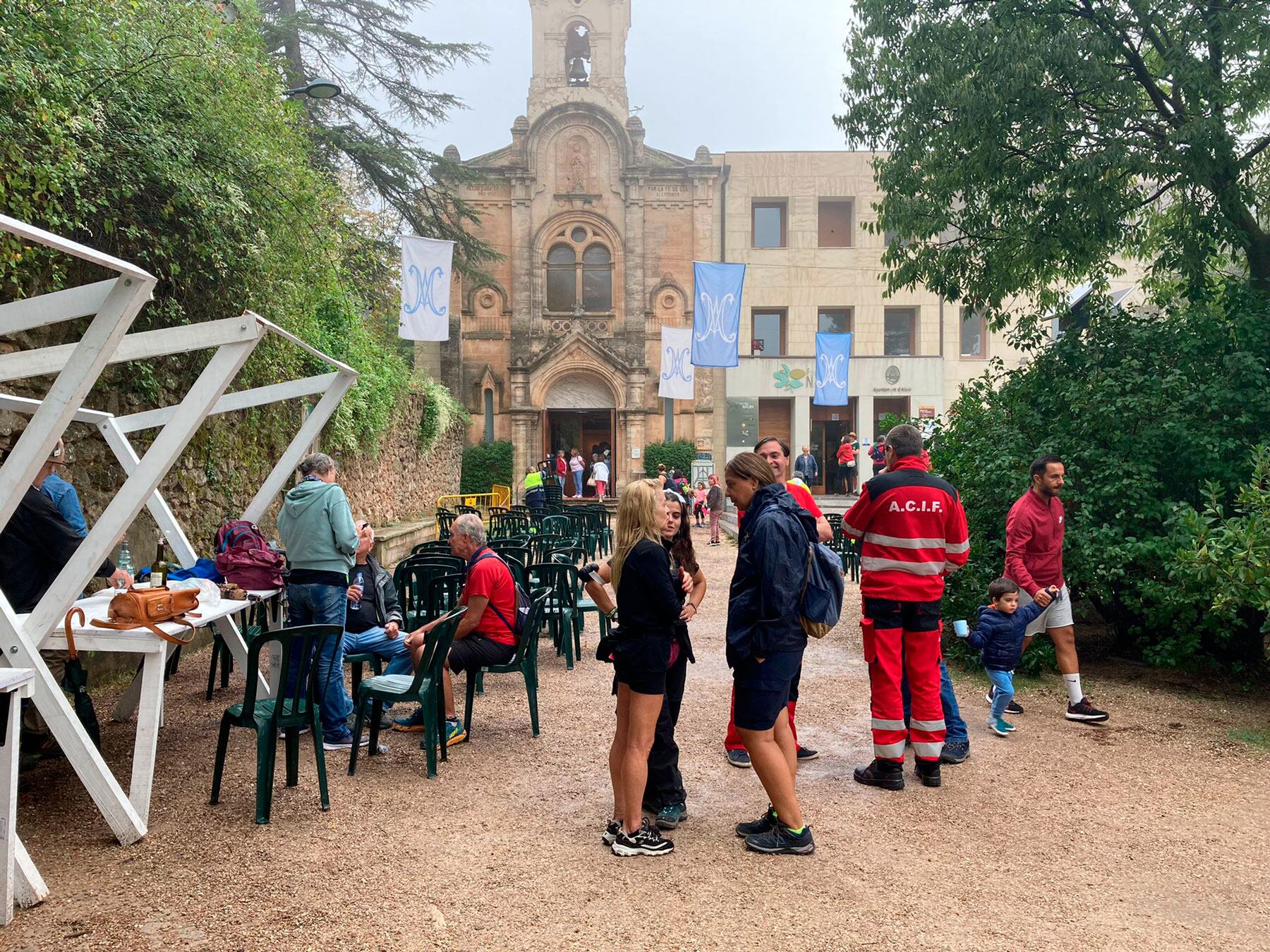 Pese a la lluvia se instalaron stands de diferentes entidades y las sillas para una misa que no se pudo celebrar al aire libre