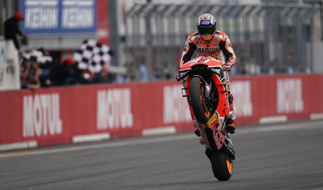 Marc Márquez celebra el triunfo en Motegi.